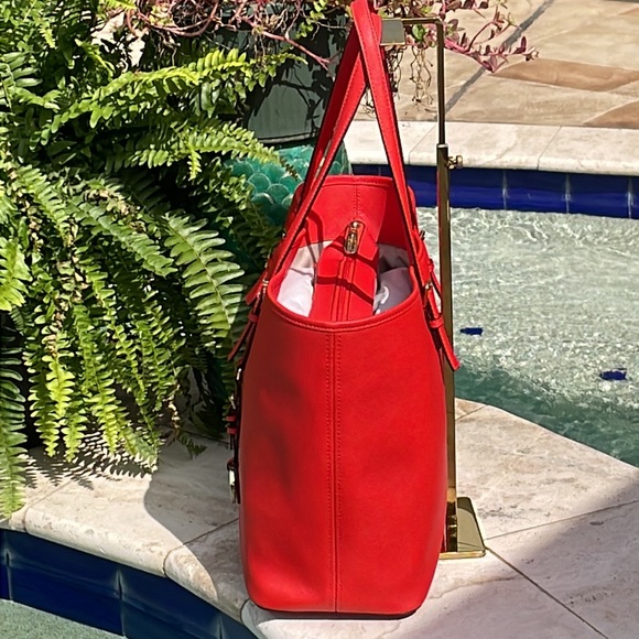 Michael Kors LG Red Jet Set Saffiano Leather Tote w/Detachable Shoulder Straps - Picture 5 of 17